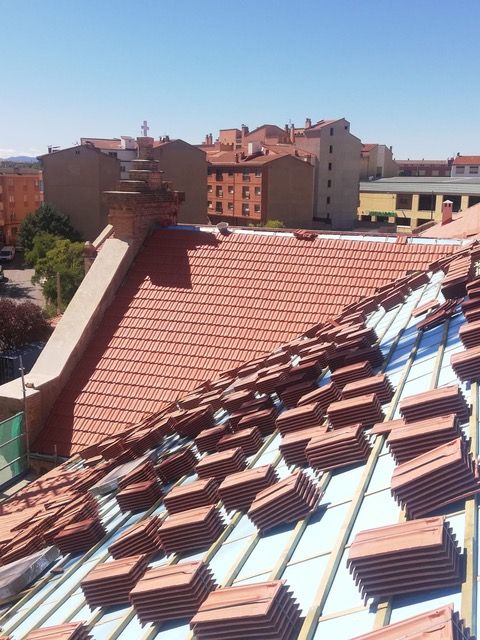 Hispalyt's tweet photo. En este antiguo asilo del siglo XX, catalogado como Bien Cultural, el arquitecto Joaquín Andrés Rubio ha rehabilitado el conjunto de las cubiertas, de unos 110 años de antigüedad gracias a la #tejacerámica de @TejasBorja
📸Joaquín Andrés y Bernardo Sánchez
#juevesdearquitectura https://t.co/kAz3U22Txs