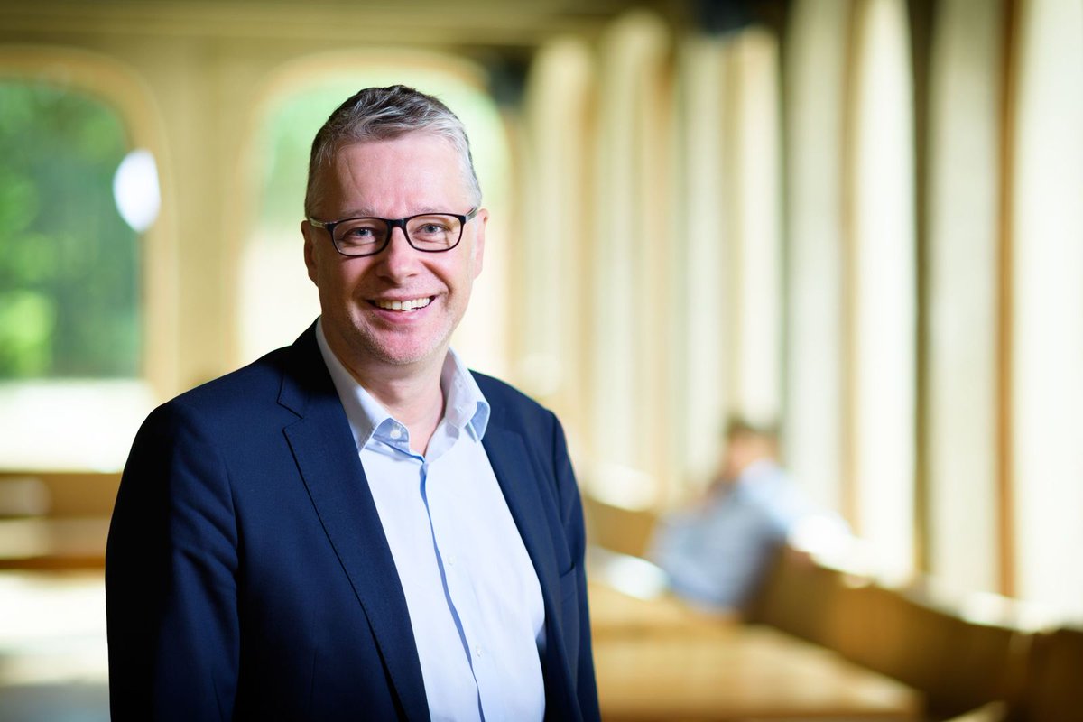 Prof. <a href="/PieterBallon/">Pieter Ballon</a> is introduced as the vice-rector for Research <a href="/VUBrussel/">VUB</a>.
“Whether it’s artificial intelligence, sustainability, cancer or fertility research, VUB has always pioneered ground-breaking and relevant research,” he says.“We are going to strengthen that even more.”