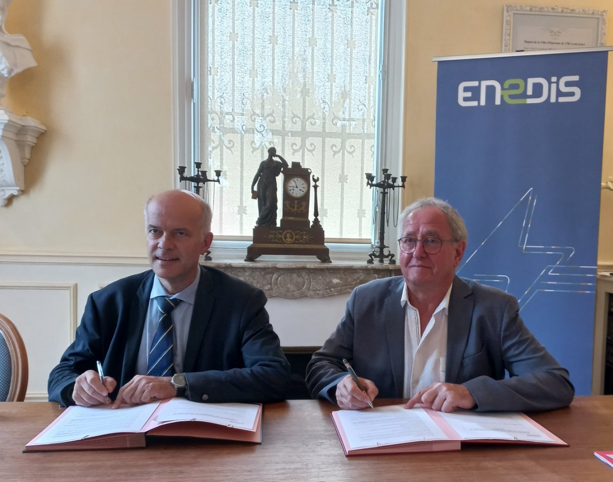 enedis_centre's tweet photo. Dans le cadre du programme Petites Villes de Demain, la commune d'#Epernon et #Enedis s'engagent pour une durée de 3 ans. L'objectif ? Accompagner la commune dans ses projets en faveur de la #TransitionEcologique. https://t.co/puwJmuzR8J