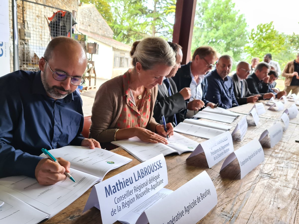 vert_lavenir's tweet image. Hier, le @NegoceAgricole via @gs_naca et le @GroupeIsidore renouvelait son engagement pour la qualité de l&apos;eau en @departement17 en signant le contrat #ReSources Arnoult-Lucérat avec notamment @Prefet17 , @Adour_Garonne et @NvelleAquitaine