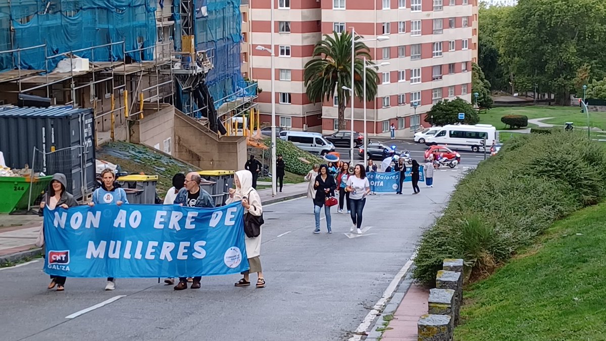 vocescoruna's tweet photo. Protesta de las trabajadoras de Galiñas Azuis ante el centro de Eirís, cortando la calle Javier López. #galiñasazuis #VDAC https://t.co/VGvQwbvhu5