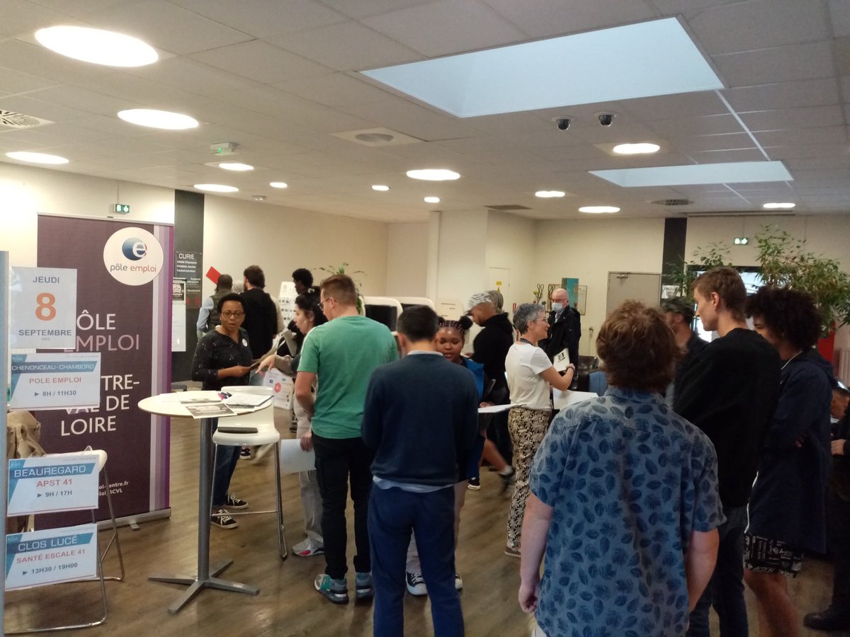 Aujourd'hui, les agences #pôleemploi de #Blois et leurs partenaires organismes de
#formation mobilisés pour #1jour1formation. #tousmobilises