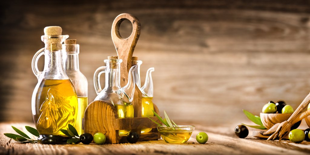 Exponer el 🍃 #AceitedeOliva al sol, someterlo a variaciones drásticas de 🌡️ temperatura o mantenerlo en la cocina junto con el humo o ♨️ vapor son algunos de los factores principales por los que el #aceite disminuye sus magníficas propiedades, así como su sabor y olor. 😋