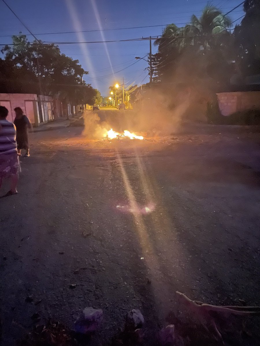GUSPEREZSALAS's tweet photo. ⁦@CFE_Contigo⁩ En #Merida sin luz https://t.co/f0LrVexb0K