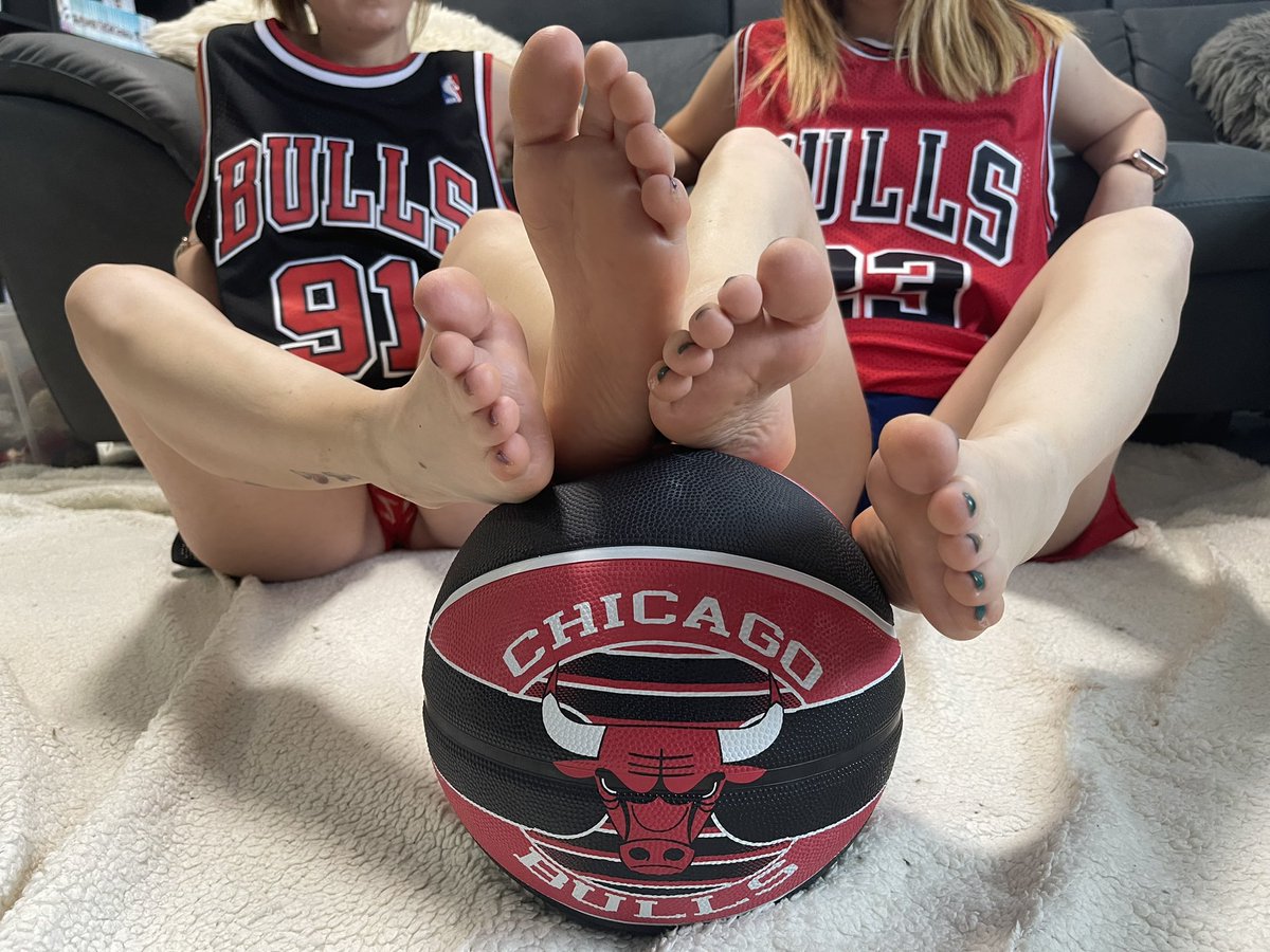 GeminiFeet90's tweet photo. Bulls or Lakers?❤️‍🔥🦶🏻🏀 #feet #foot #feetpicturesforsale #feetnba #Feetbasket #footworld #footpics #footlove #beautifulfeet #feetsoles #feettoes https://t.co/QMtEmr1kgY