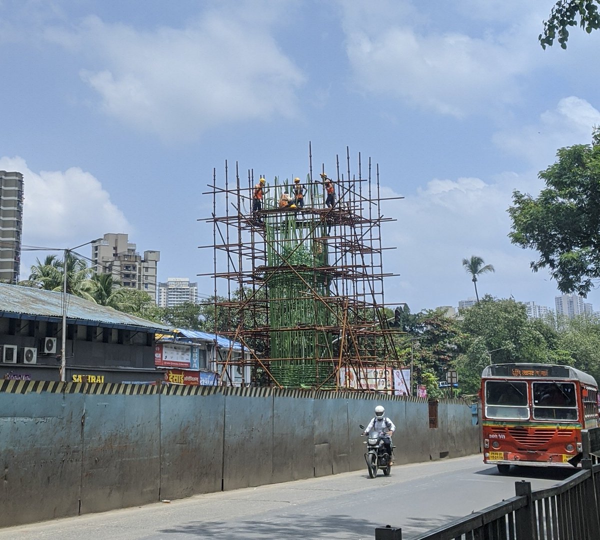 prathmkushwaha's tweet photo. #Mumbaimetro line 4 Bhandup metro station pier reinforcement work started by new sub-contractor.
@Sahilinfra2 @akshaywcam1 @empakshaypatil
#mumbaimetroline4 https://t.co/RSoXUTVIUn
