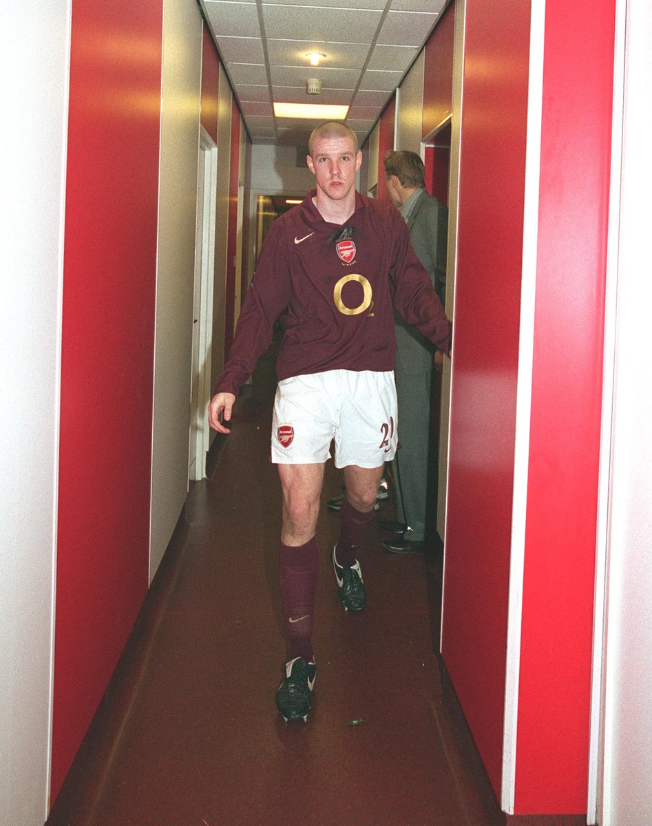 Arsenal's tweet image. The five Swiss players to have represented our men&apos;s first team...

🇨🇭 Granit Xhaka
🇨🇭 Stephan Lichtsteiner
🇨🇭 Martin Angha
🇨🇭 Johan Djourou
🇨🇭 Philippe Senderos

Well done if you named them all 🙌