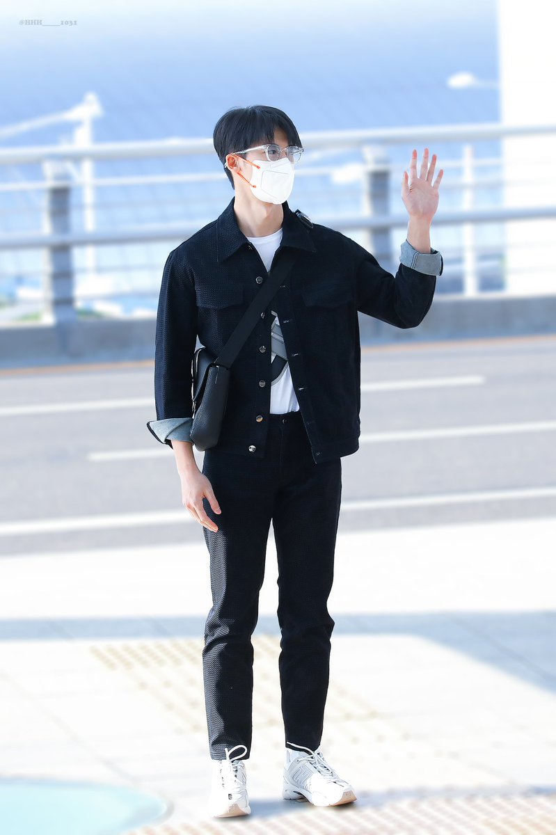 HHH_____1031's tweet photo. 220908 출국 

내가 아는 178중에서
제일 188같음 

#허광한 #許光漢 #GregHsu #HsuGregHan https://t.co/eTZeAyIih6
