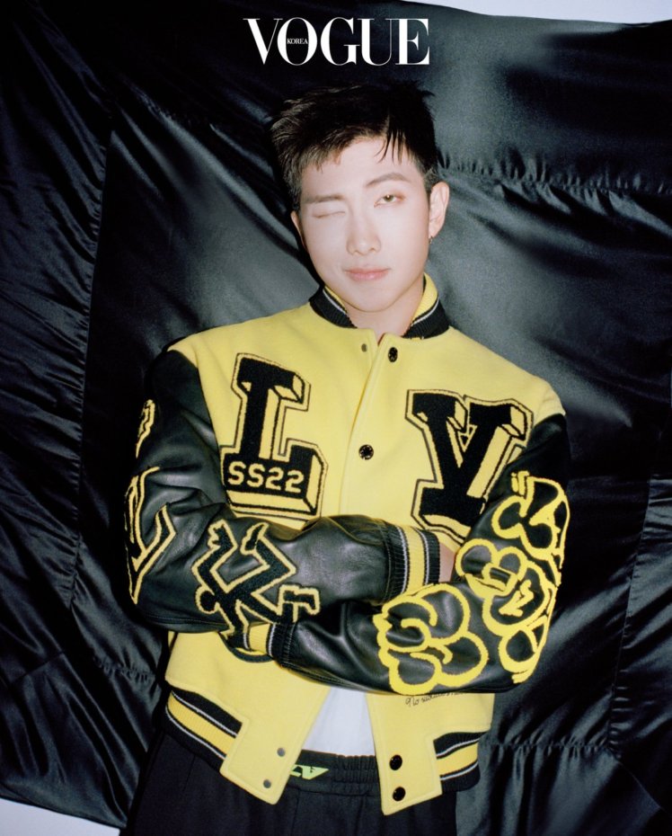 VogueKorea's tweet photo. "어떤 어른이 되어가느냐를 스스로 생각하고 곱씹었어요."

자신이 누구인지 치열하게 찾아가는 RM의 여정은 그에게 귀를 기울일 수밖에 없게 합니다. 

▶️https://t.co/KiG9BnqsrA

#RM #방탄소년단 #보그코리아 #VOGUEKOREA https://t.co/f30NAHDaSL