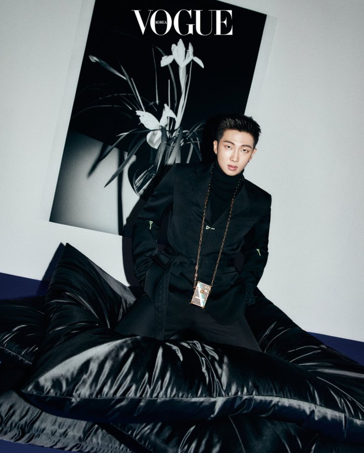 VogueKorea's tweet photo. "어떤 어른이 되어가느냐를 스스로 생각하고 곱씹었어요."

자신이 누구인지 치열하게 찾아가는 RM의 여정은 그에게 귀를 기울일 수밖에 없게 합니다. 

▶️https://t.co/KiG9BnqsrA

#RM #방탄소년단 #보그코리아 #VOGUEKOREA https://t.co/f30NAHDaSL