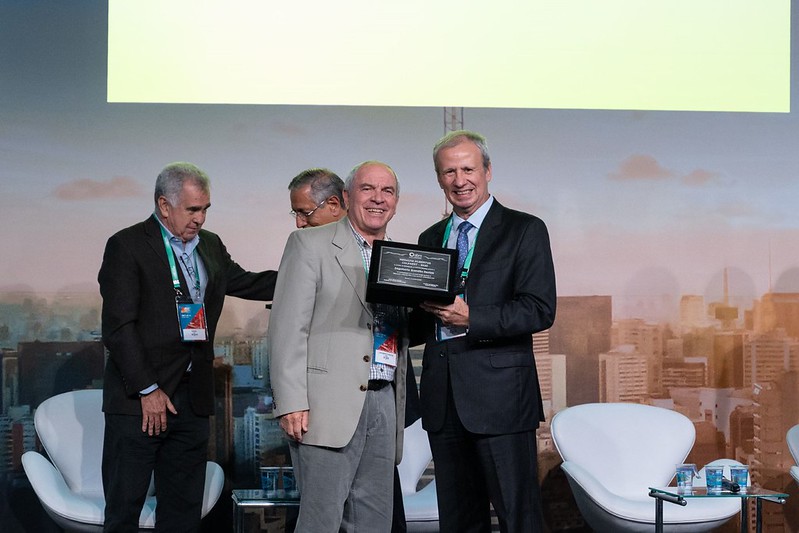 abm_brasil's tweet photo. Durante a cerimônia de abertura da 6ªABM WEEK ,o prof. Dagoberto Brandão Santos recebeu das mãos de Sergio Leite, presidente do Conselho de Administração da ABM, a Medalha Hubertus Colpaert 2020, que reconhece o mérito em metalurgia física e metalografia #tbt #abmweek https://t.co/5o2EPMBBpj