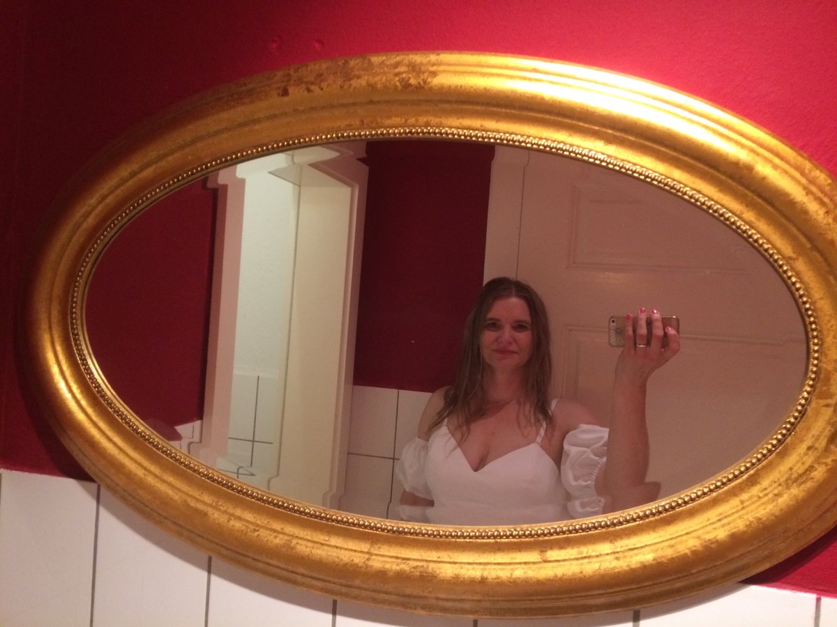 Im Namen meiner Braut <a href="/ines_little/">Ines Little</a>, ach nee, das war mal... 😊 ...ganz herzlichen Dank für die Glückwünsche zu unserer #Hochzeit, liebe Constanze!
Es war eine großartige Feier und selbst das Wetter hatte uns an dem Tag noch mal ganz viel Wärme und Liebe geschenkt.
☀️ 🍀 ♥️ 🌹 🍾