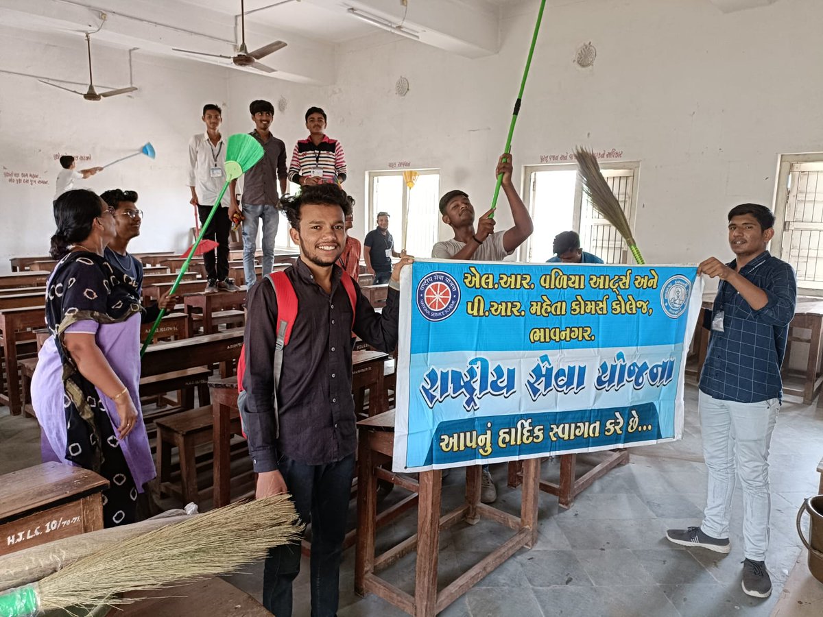 NSSVAMCC15's tweet photo. તા.૦૩ અને ૦૬/૦૯/૨૦૨૨ નાં રોજ વળીયા કોલજમાં વર્ગ સફાય કાર્યકર્મ @nssgujarat @_NSSIndia @nssmkbu @YASMinistry https://t.co/ikYsqHltnQ