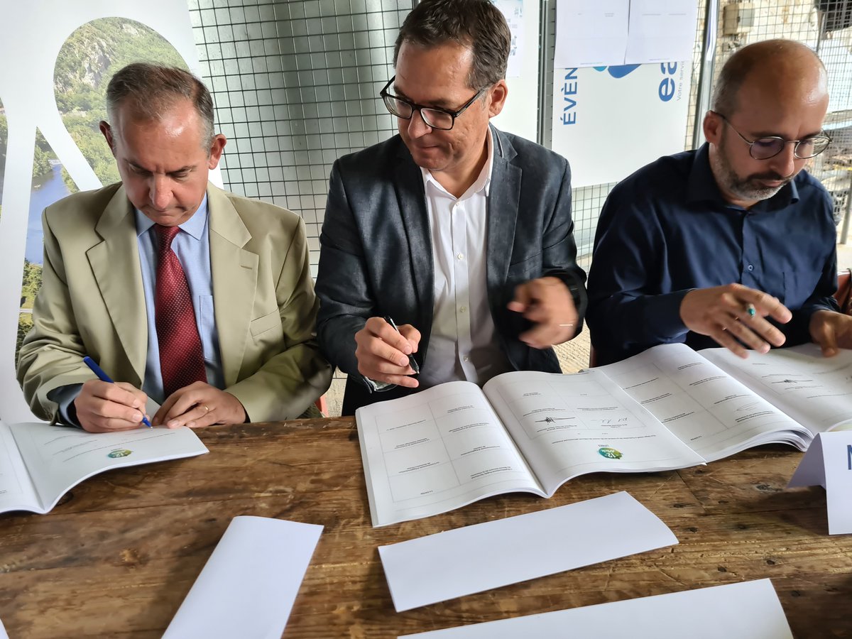 vert_lavenir's tweet image. Hier, le @NegoceAgricole via @gs_naca et le @GroupeIsidore renouvelait son engagement pour la qualité de l&apos;eau en @departement17 en signant le contrat #ReSources Arnoult-Lucérat avec notamment @Prefet17 , @Adour_Garonne et @NvelleAquitaine