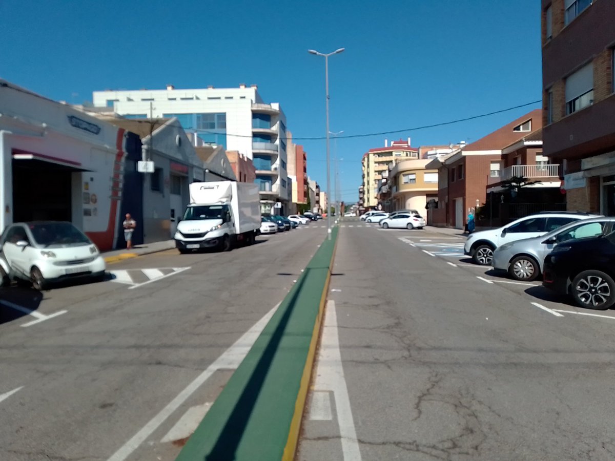 viureenbici's tweet photo. Carrer Sebastià Juan a #Amposta entre av.Catalunya i av.Ràpita 👉 Nova 'ordenació' viària amb 11 places 🚘/costat. Abans, el mateix nombre. Ara però més espai per al cotxe, per INVASIó CONTíNUA a sobre de les voreres. Això NO és #mobilitatsostenible 😔 #ASSIDE ♿ https://t.co/8VfluLcNP4
