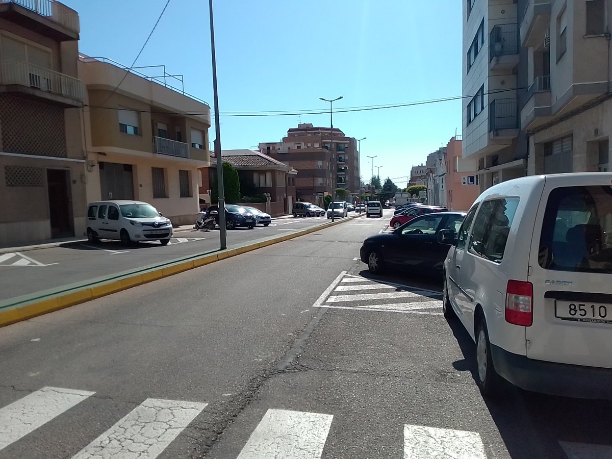 viureenbici's tweet photo. Carrer Sebastià Juan a #Amposta entre av.Catalunya i av.Ràpita 👉 Nova 'ordenació' viària amb 11 places 🚘/costat. Abans, el mateix nombre. Ara però més espai per al cotxe, per INVASIó CONTíNUA a sobre de les voreres. Això NO és #mobilitatsostenible 😔 #ASSIDE ♿ https://t.co/8VfluLcNP4