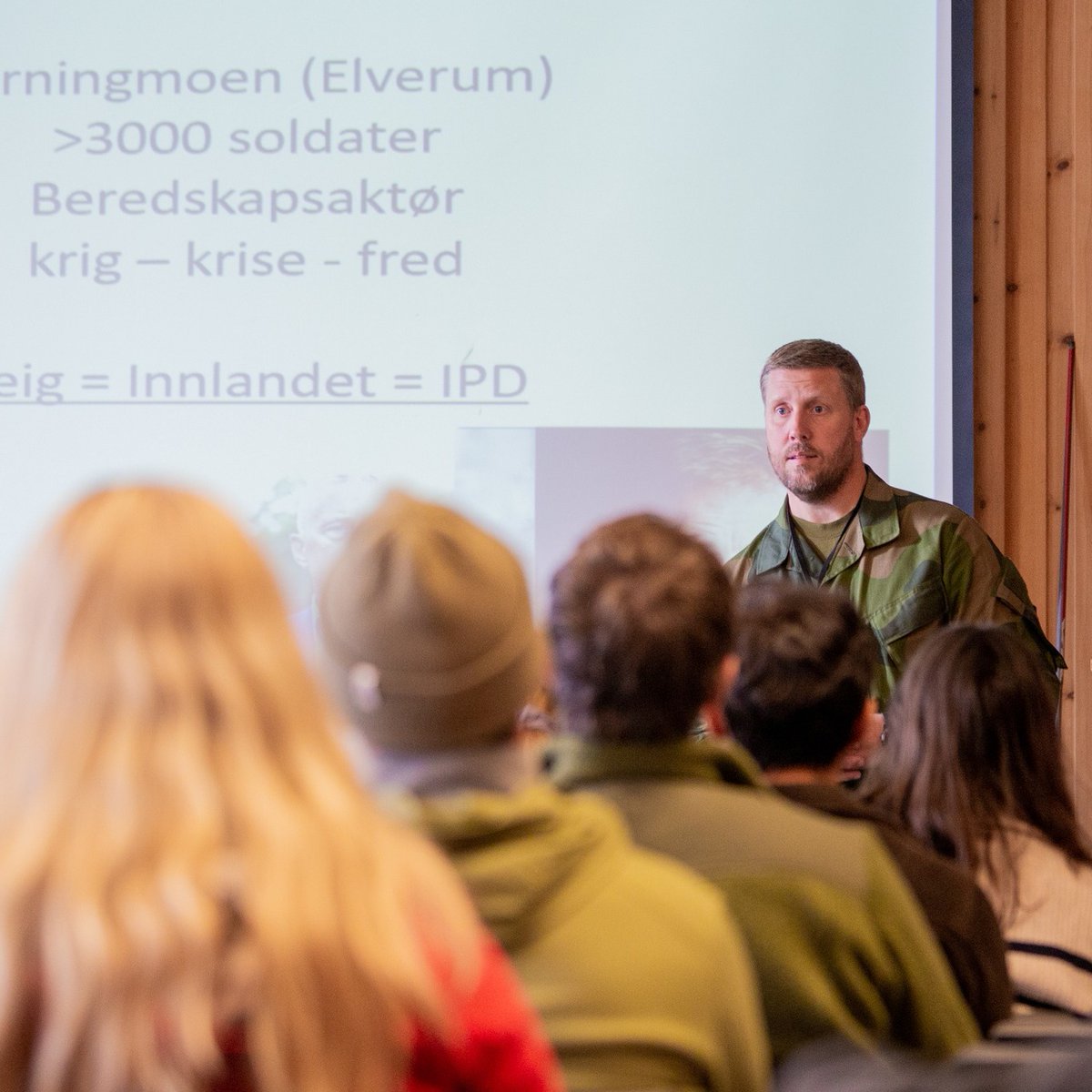 Nytilføring🪖
Når du er ny i Heimevernet blir du innkalt til nytilføring. Her får du levert ut noe av utstyret som du trenger og informasjon om HV. 
Denne uka kom det rundt 60 soldater til Opplandske heimevernsdistrikt 05. 
Hvordan var ditt første møte med Heimevernet?