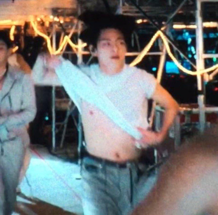 taesmug's tweet image. KIM TAEHYUNG WHAT?