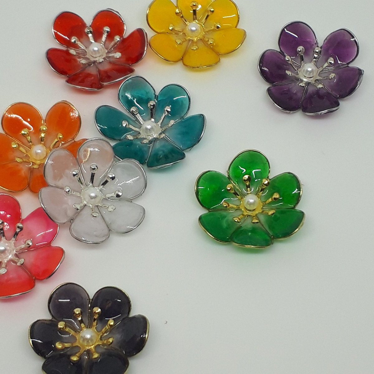 KANAE_Handmade's tweet photo. 9色のカラーバリエーションのフラワーモチーフのピアス(イヤリング)を作りました🏵️
(他の色も相談してもらえれば対応可能です)
約2cm程の存在感のある大きさなので現場でも映えること間違いなし✨
オプションでゆらゆら揺れる花びらや雫チャームをつけることも可能です☃️ https://t.co/unXFtnl06J