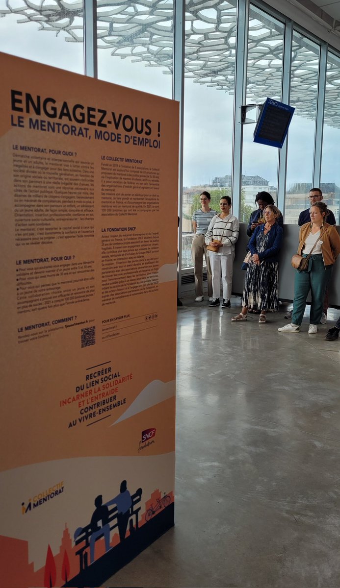 Inauguration de l'exposition "Le mentorat, la solidarité en actions" en gare de Nantes, en présence d'associations, de salariés SNCF et de voyageurs. Pour devenir mentor à Nantes et dans la région 👉 1jeune1mentor.fr/expo-gares