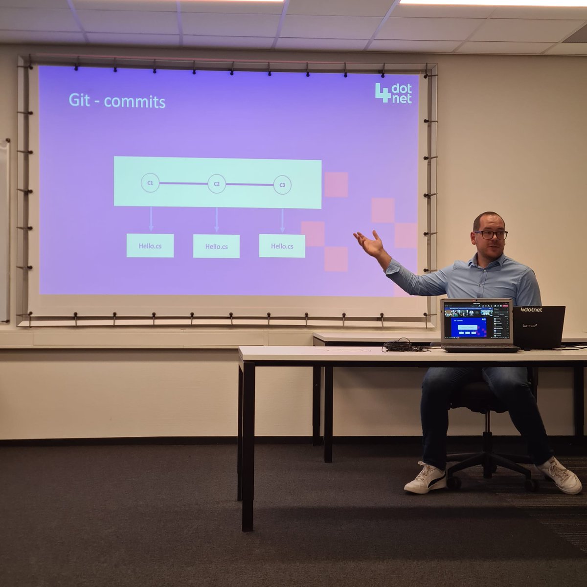 Gisteravond was het weer tijd voor onze maandelijkse pizzasessie! Martijn Veld gaf zijn sessie 'How I improved the RRS ​build and release pipelines and release process ​at Rabobank'. <a href="/martdegraaf/">Mart de Graaf</a> vertelde over 'Advanced Git and Git workflows'. #kennisdelen