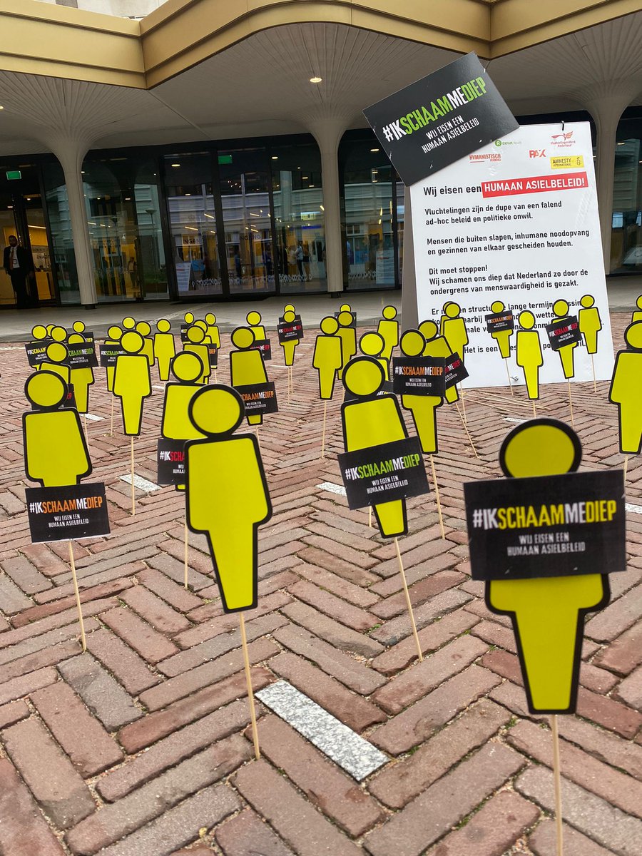 Vandaag staan wij samen met <a href="/oxfamnovib/">Oxfam Novib</a>, @vluchtelingwerk, @humanverbond en @paxvoorvrede bij de Tweede Kamer. Wij eisen een humaan asielbeleid namens iedereen die ons protestbord #IkSchaamMeDiep op sociale media gedeeld heeft en alle anderen die onze boodschap steunen.