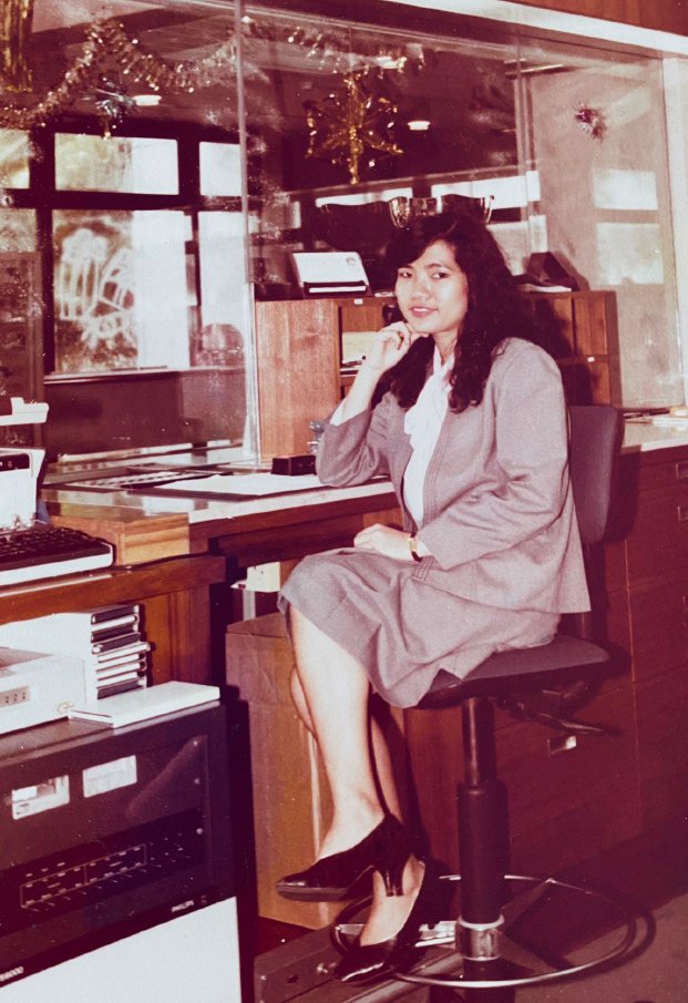 Our #HSBCEverydayHeroes Molly, celebrated her 40th milestone with the bank this year!  She started as a branch teller and is now VP of Banking Services. Throughout the years, she keeps herself motivated by having a positive mindset and embracing change. #AGreatPlaceToWork