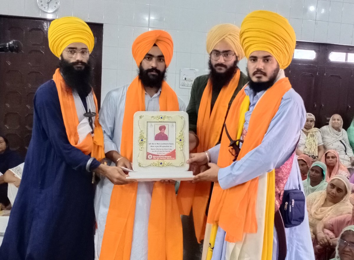 ranjitsinghsyf1's tweet photo. ਸਿੱਖ ਯੂਥ ਫ਼ੈਡਰੇਸ਼ਨ ਭਿੰਡਰਾਂਵਾਲਾ ਵੱਲੋਂ ਭਿੰਡਰਾਂਵਾਲਾ ਟਾਈਗਰ ਫ਼ੋਰਸ ਆਫ਼ ਖ਼ਾਲਿਸਤਾਨ ਦੇ ਜੁਝਾਰੂ ਅਮਰ ਸ਼ਹੀਦ ਭਾਈ ਗੁਰਮੁਖ ਸਿੰਘ ਤਰਨ ਤਾਰਨ ਦੇ ਪਰਿਵਾਰ ਦਾ ਸਨਮਾਨ ਕੀਤਾ ਗਿਆ ਅਤੇ ਉਹਨਾਂ ਦੇ ਸਵਰਗਵਾਸੀ ਮਾਤਾ ਜੀ ਬੀਬੀ ਪ੍ਰੀਤਮ ਕੌਰ ਜੀ ਨੂੰ ਸ਼ਰਧਾ ਦੇ ਫੁੱਲ ਅਰਪਣ ਕੀਤੇ ਗਏ। 
- ਰਣਜੀਤ ਸਿੰਘ ਦਮਦਮੀ ਟਕਸਾਲ #SYFB https://t.co/NgzpeLNGwF