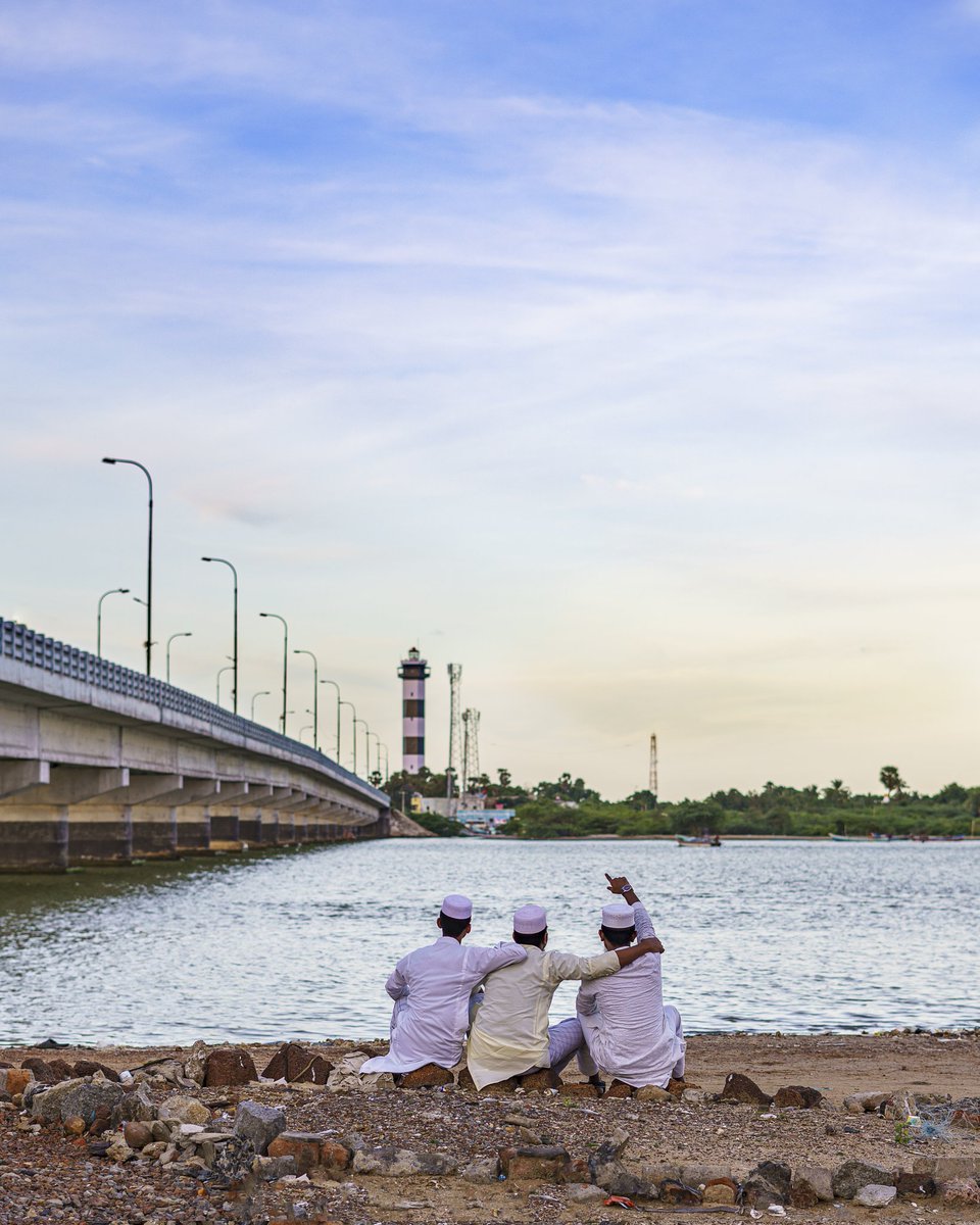 viewsofdk's tweet photo. Group of friends having some good time near at Pazhaverkadu light house.
.
#sreet #pazhaverkadu #friends #joy #yourshotphotographer #sonyalphain #TamilNadu https://t.co/aB1knMu5jV