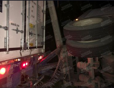 GNocturnaMX's tweet photo. Toma precauciones al circular sobre carretera Guadalajara-Morelia, a la altura de las Plazas Outlet, en Tlajomulco. El segundo remolque de un tráiler tipo full, volcó #ReporteNocturno https://t.co/wZZVkOCvO2