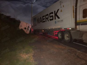 GNocturnaMX's tweet photo. Toma precauciones al circular sobre carretera Guadalajara-Morelia, a la altura de las Plazas Outlet, en Tlajomulco. El segundo remolque de un tráiler tipo full, volcó #ReporteNocturno https://t.co/wZZVkOCvO2