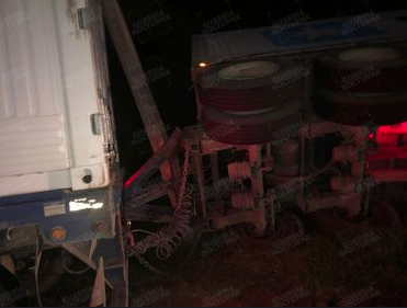 GNocturnaMX's tweet photo. Toma precauciones al circular sobre carretera Guadalajara-Morelia, a la altura de las Plazas Outlet, en Tlajomulco. El segundo remolque de un tráiler tipo full, volcó #ReporteNocturno https://t.co/wZZVkOCvO2