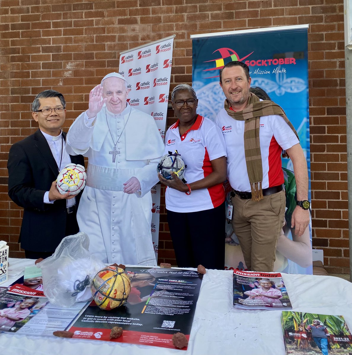 alanwedesweiler's tweet photo. 🌟 Mission Marvels 🌟
Check out Pope Francis, Bishop Vincent and Dorothy &amp; Alan from Catholic Mission in Socktober Mission celebration.

A distinct privilege and pleasure today to join so many representatives from @CatholicEdParra of Parramatta at the beautiful education Mass. https://t.co/YTiRaqleux