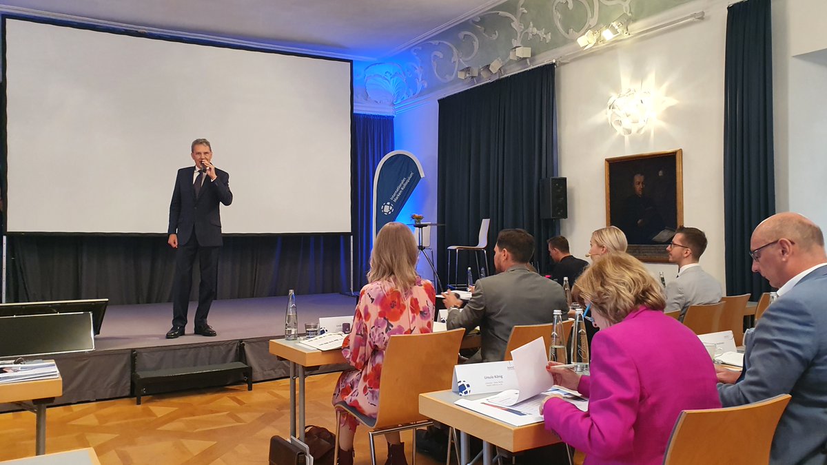 Wissen teilen. Potenzial erkennen. Marken führen. Auf geht's in das #IMK2022. Prof. Dr. Guido Quelle begrüßt die Teilnehmerinnen und Teilnehmer.