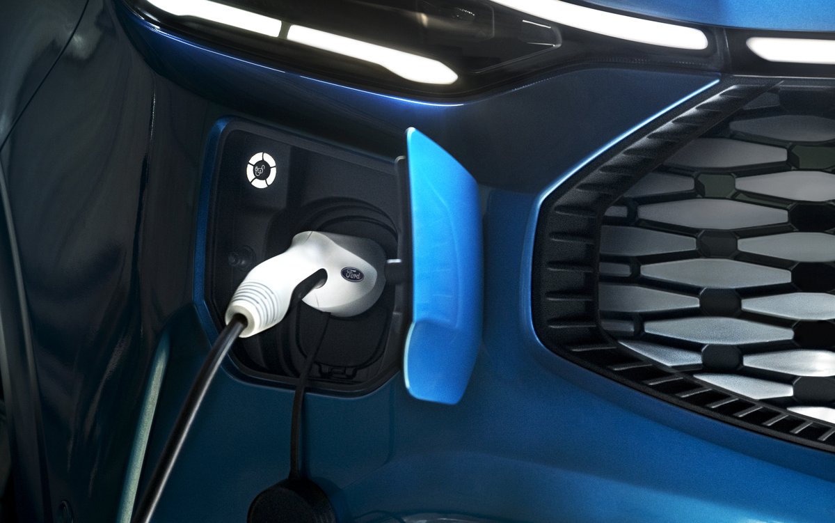 FordNewsEurope's tweet photo. This is the #FordETransit Custom.
⚡️ It has a ground-up new design for the electric era and is powered by #FordPro to accelerate productivity.
Read more on the #FordBlog 👇
https://t.co/5JRJ7FUmde https://t.co/bDtRpSA18s