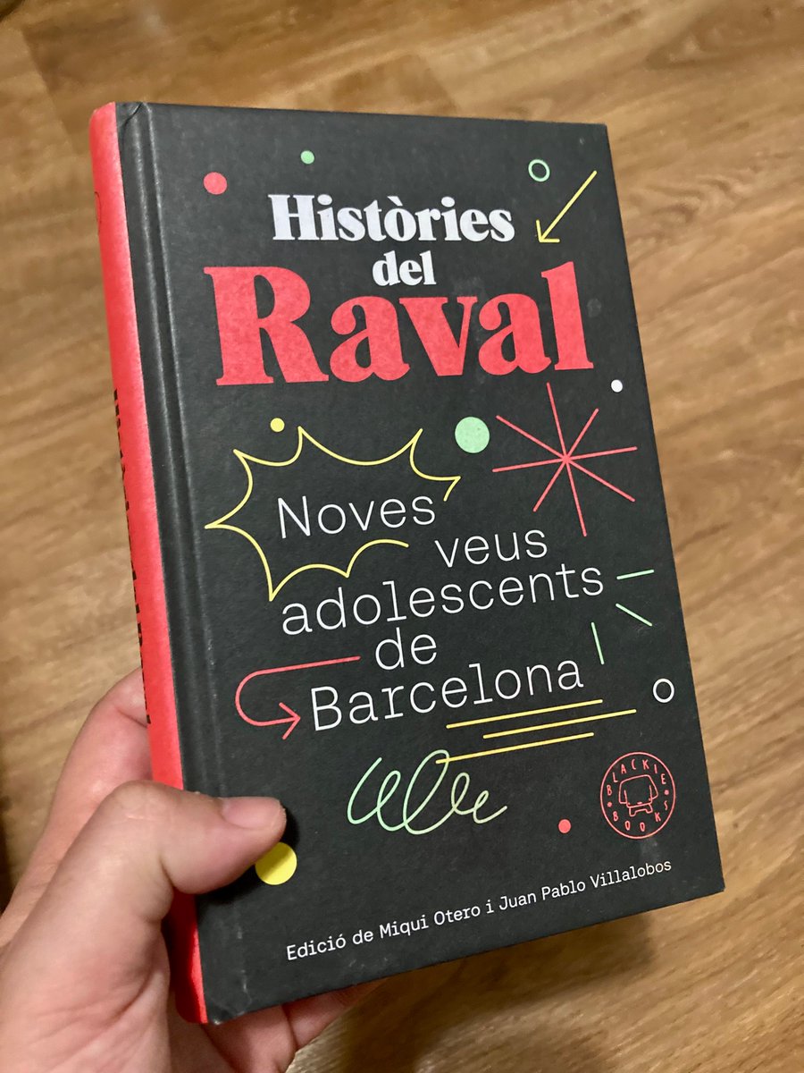 MiquiOtero's tweet photo. 💥 Avui surt aquest petit gran llibre.
21 relats, dos anys de taller, amb adolescents del Raval: què viuen, què veuen, què imaginen.
Ilusión máxima levantar esto con los mejores socios: @VillalobosJPe y @juliamarti .
Pilleu-lo al web de @BlackieBooks  i a @La_Central_ . https://t.co/uW4MnMqwOx