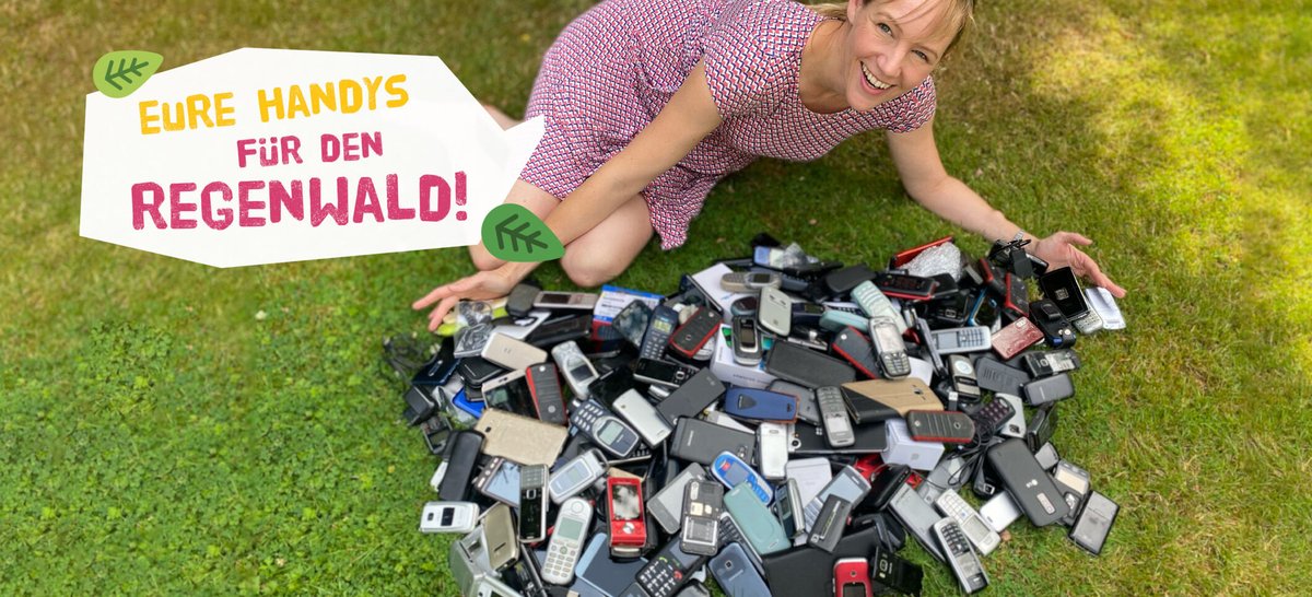 Regenwaldhelden's tweet photo. Wir so: "Schickt uns eure alten Handys zum #Recyclen. Der Erlös fließt in den Gorilla-Schutz im #Kongo!"
Ihr so: 📨 --> 📞📱📳☎️! Danke, Danke, Danke. 
Ihr seht hier 1800 gr. Kupfer, 30 gr. Silber, 5 gr. Gold - und Kathrin 😍 (Platin, ohne Gewichtsangabe 😁). https://t.co/9vTMmEaRuu