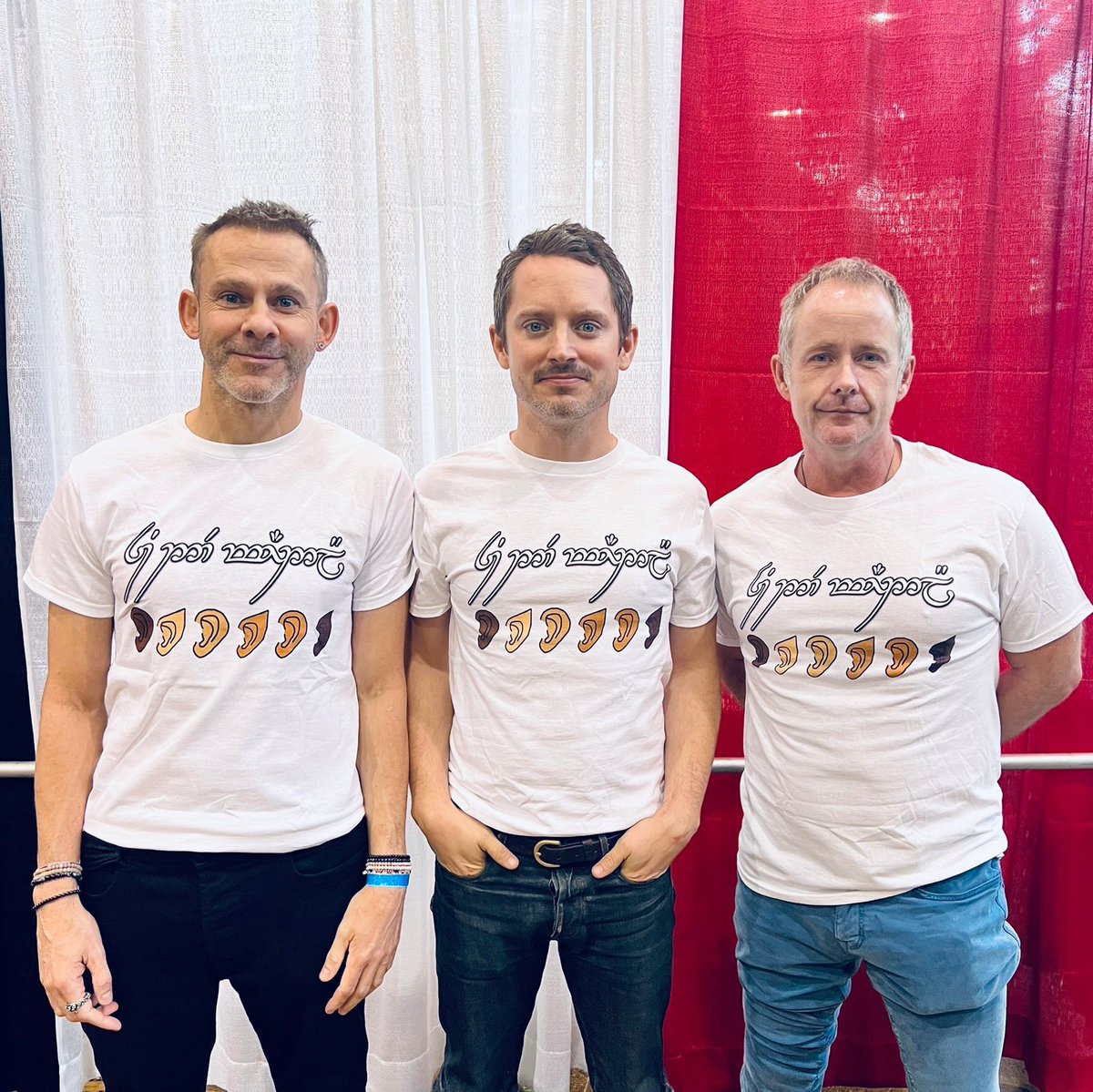 Siete tutti benvenuti qui.
In risposta alle invettive razziste che hanno investito #TheRingsOfPower, l'originale Compagnia dell'Anello fa sentire il suo supporto.
E la maglietta indossata da Elijah Wood, Dominic Monaghan e Billy Boyd si può acquistare per beneficenza!