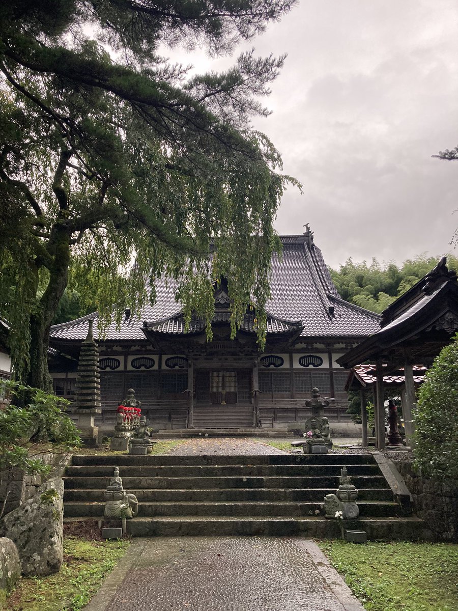 岩手県 法量山 洞雲寺🍁 市役所のすぐ近くにある寺院で、本堂も楼門もかなり迫力がありました♪ 境内には沢山の像や石碑などが点在していて、それぞれ中々味のある表情をしています☺️ 天気が悪いのが残念でした💦 気仙三十三観音霊場の第21番札所。