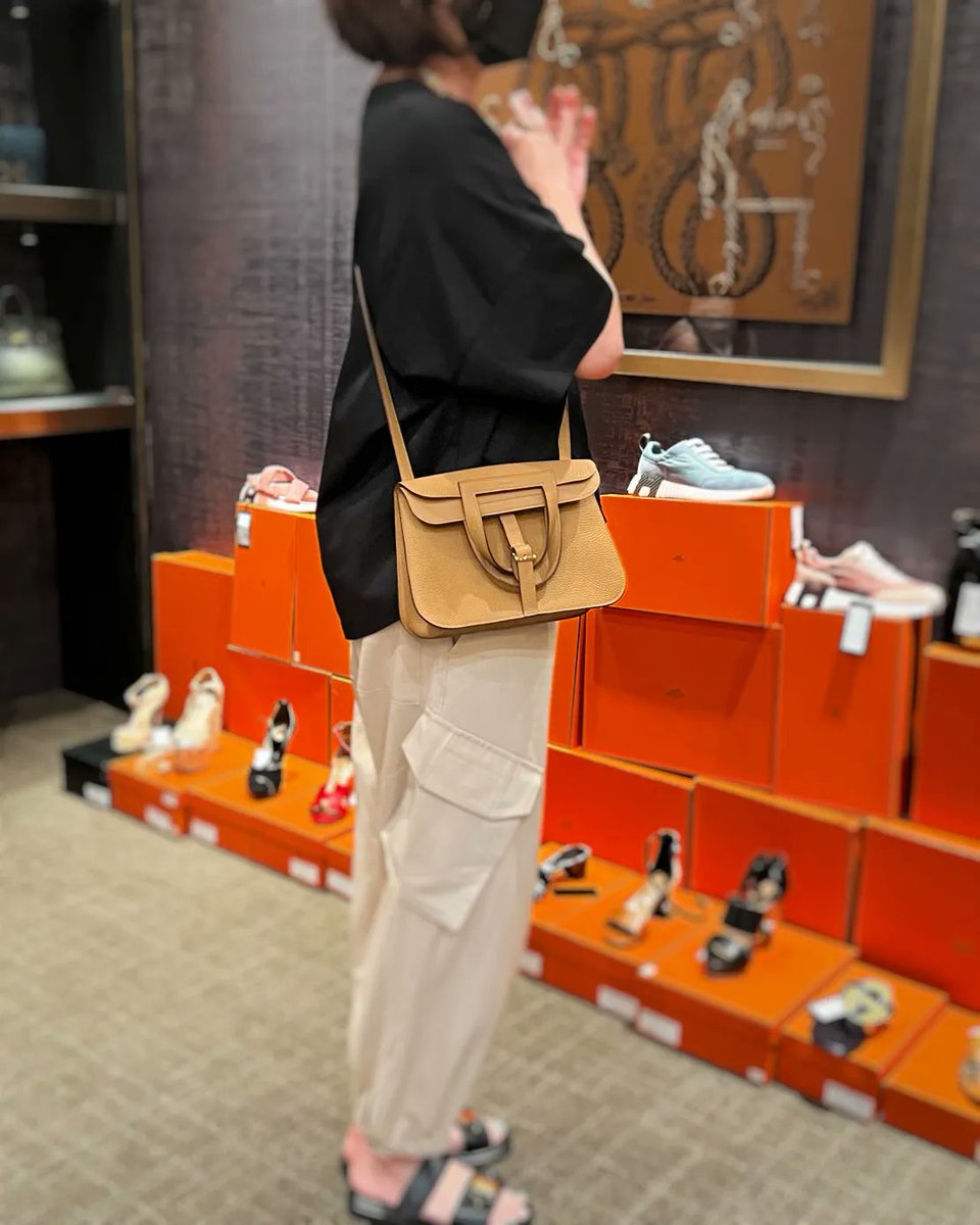 our lovely biscuit Halzan going home with its new happy owner 🤩😍🥰 (psst. our H wall of shoes will last till tomorrow, don’t miss out!)

#bjluxurylookbook #hermes #hermeshalzan #hermesbiscuit  #bagstagram