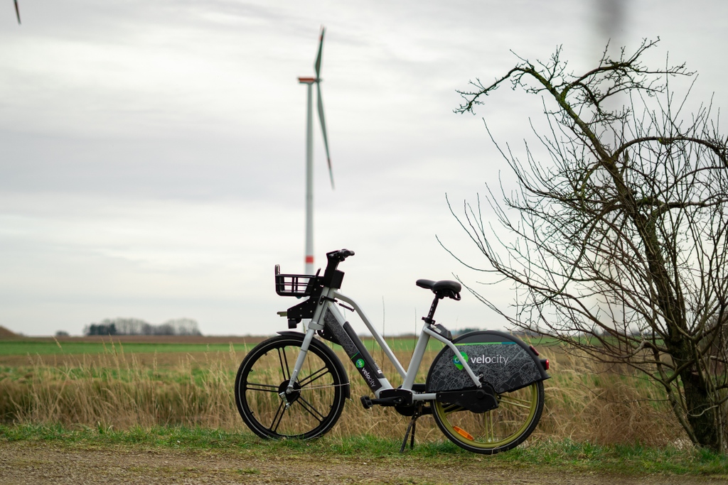 GmbhMobility's tweet photo. Eine Mobility Hub Partnerschaft beinhaltet die Errichtung einer Station vor den eigenen Türen und Toren, das Recht zur Bestimmung des Namens dieser Station, die Nutzung der Werbeflächen auf den Pedelecs sowie ein individuell einsetzbares Kontingent zur Nutzung der E-Bikes. https://t.co/MPz6nusfmt