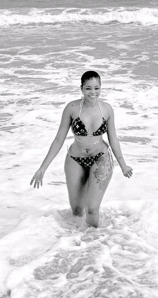 Ademola53359441's tweet photo. If you want chi chi to be loyal to ur fav start paying her salary,she’s not on the show to babysit ur favorite,knw this an knw peace 

Focus on Chi chi
#ChinenyenwaOkoebor 
#Bbnaija https://t.co/0TkDzA9051