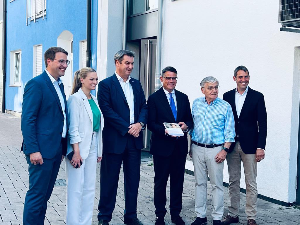 ZDFhessen's tweet photo. Boris Rhein nimmt in #Alzenau „dankbar“ Angebot von Markus Söder an, #Hessen als „eines von 3 Schwergewichten“ schnell an deutsches Wasserstoffnetz anzuschließen. Zusammen mit #Bayern und Baden-Württemberg soll Netz von #Wasserstoff-Tankstellen aufgebaut werden. Neue #SüdAllianz https://t.co/XIomuPm0U5