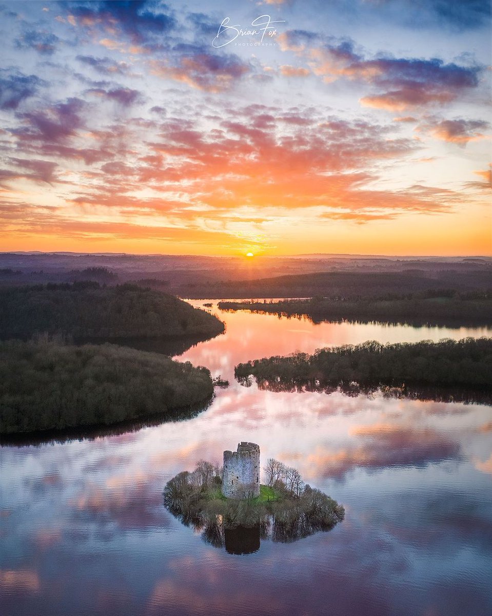 Even with no roof, we'd still live here just for that view alone!

📍Cloughoughter Castle, County Cavan

📸 instagram.com/brianfoxphoto/
