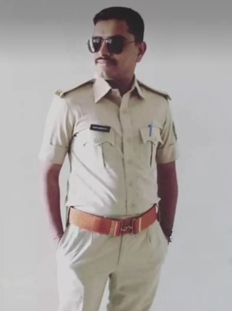 જિંદગીમાં કોઈ પણ પ્રકારની તકલીફ પડે તો મિત્રો અને પરિવાર સાથે ચર્ચા કરો.. 
દરેક મુસીબત નો કોઈક ને કોઈક રસ્તો નીકળી જ જશે પરંતુ ક્યારેય આવું પગલું ન ભરશો.. 
માં બાપ પણ પોતાના બાળકોને મુસીબત સામે લડવાનું શીખવાડો જેથી કરીને આવા ઘણા આશાસ્પદ યુવાનોની જિંદગી બચી જાય..

<a href="/GujaratPolice/">Gujarat Police</a>