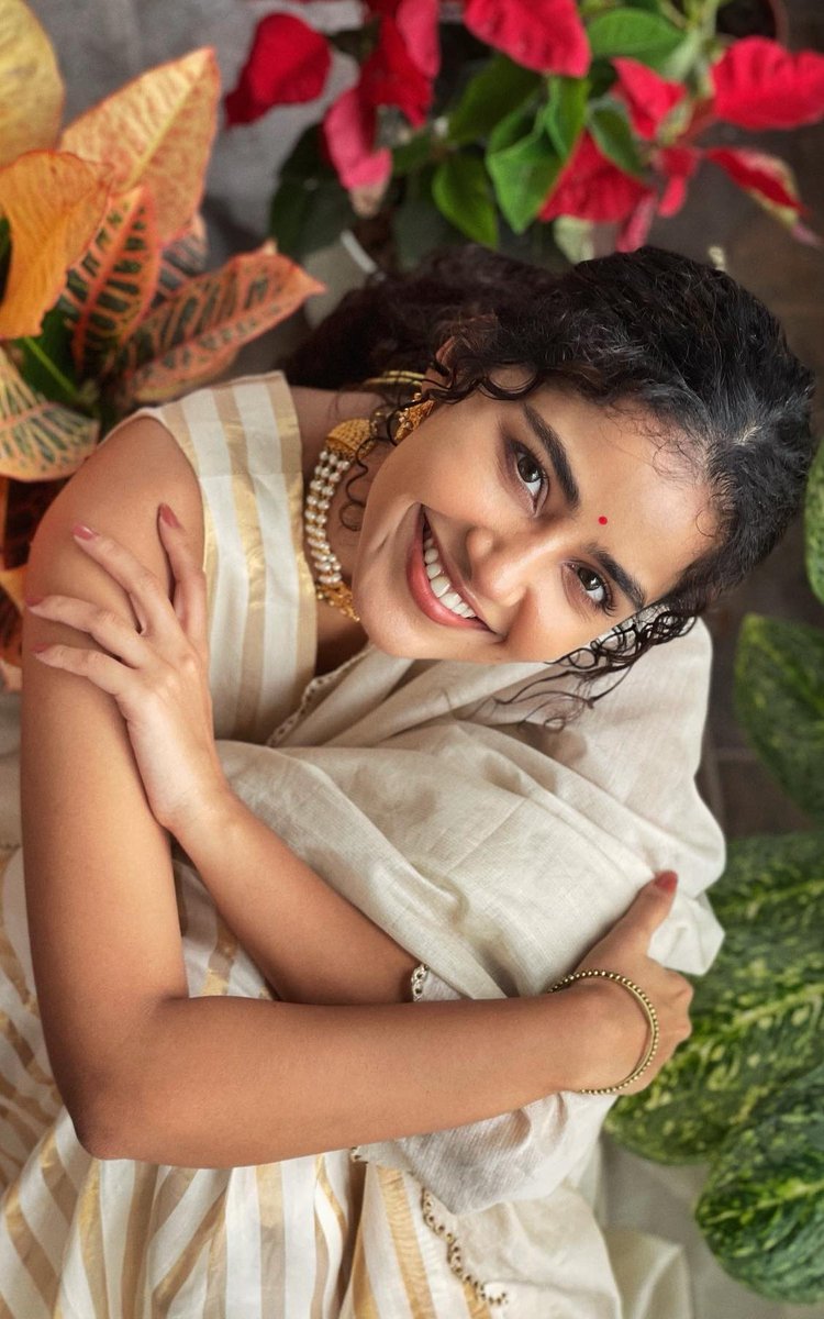 Mr_Nithya's tweet photo. #anupama_parameswaran
మల్లె పువ్వులు తెల్ల చీర��ు అచ్చం రతీ దేవి లా ఉన్నది.స్వర్గం అంటే ఎక్కడో లేదు నీ అదరాల మధురిమ లోనే ఉన్నది
@Mohitha__ @Rakigadu @ifanofgirls @Finding_My_Lust @AnilFapzForKaju @Mr_frustated @rambabu_penta3 @roja_702 @todaystwiter
@KaamikuduU @cuteani69 @TILLU69 https://t.co/350YO9NH4n