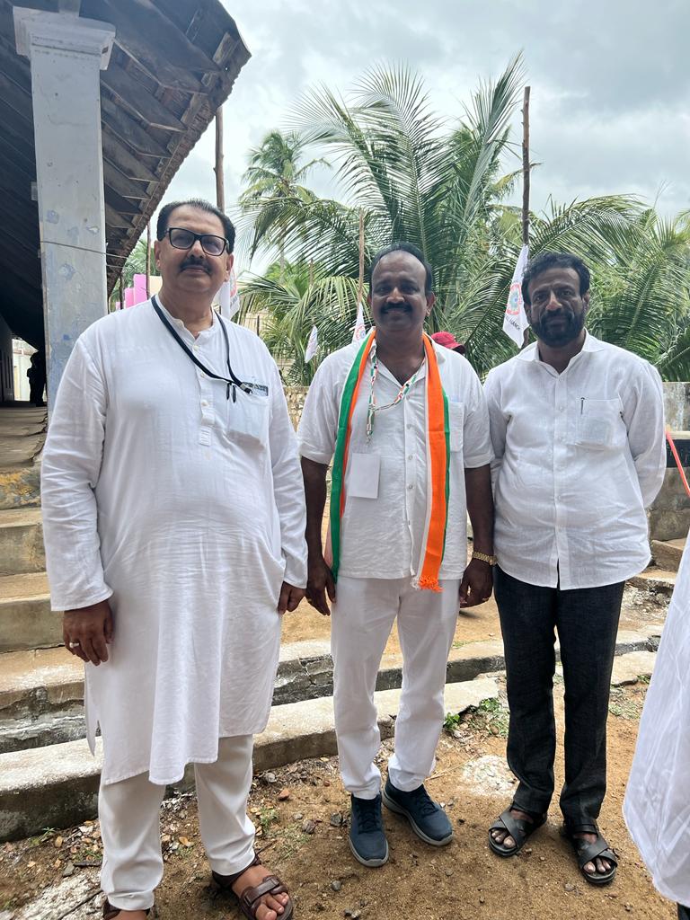SamMohanRaj2's tweet photo. Nice catching up dear Thalaivar @INCIndia secretary Thiru. @SanjaySDutt #Ex_MLC after a long gap and @INCTamilNadu GS Thiru. @arulpethiah1 at #BharatJodoYatra
#இந்திய_ஒற்றுமை_பயணம் #இந்தியஒற்றுமைபயணம் @RahulGandhi @priyankagandhi #sammohanraj #சாம்மோகன்ராஜ் https://t.co/VMS9QMHG7Y
