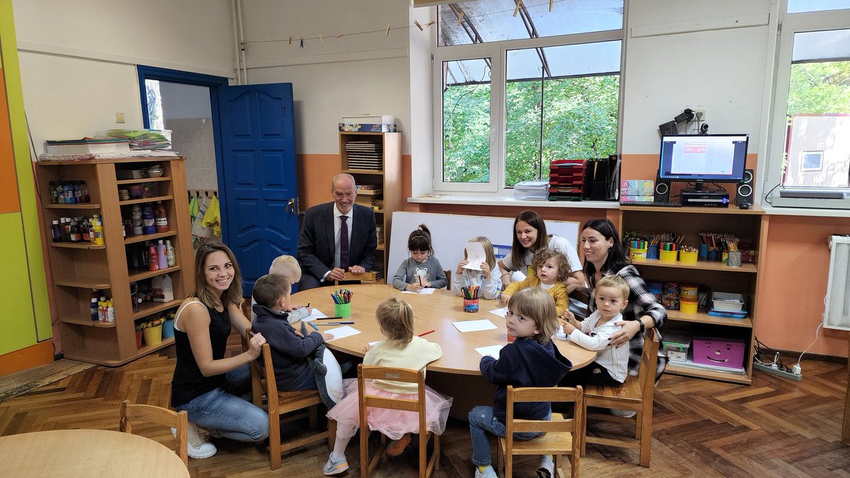 Malgré la guerre d'invasion 🇷🇺 contre #Ukraine la vie reprend à #Kyiv. Le lycée 🇫🇷 Anne de Kiev a rouvert ses portes hier, bien sûr dans le respect des solides conditions de sécurité 🇺🇦. Heureux d'être passer saluer les élèves et l'équipe pédagogique. Bonne rentrée à tous.