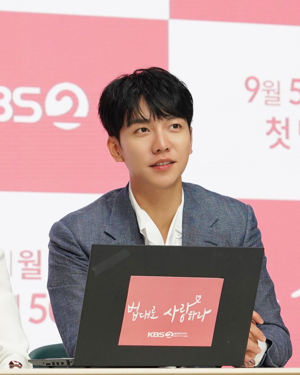#법대로사랑하라 1,2화 코멘터리 현장 비하인드📷
조명이 필요없었던 자체조명 승기배우님. 뿜어져 나오는 빛으로 온 세상을 밝게 만들었다는 후문💕 추석 연휴 동안 법사 1,2화 복습하면서 정호는 다음주 월요일에 만나는걸로🙌

📺 KBS2TV 법대로사랑하라
📺 매주 [월,화] 9시 50분 방송