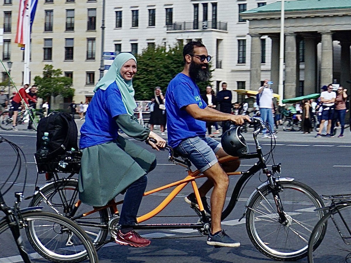 SusanneKappe's tweet photo. Beim #ride2respect fuhren am 4.9. jüdisch-muslimische Teams gemeinsam auf Tandem-Rädern durch Berlin als Zeichen für Respekt und gegen Hass. Organisiert von #meet2respect #gemeinsamgegenhass https://t.co/7rhwvWOyEm